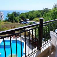 Apartment with Pool View 