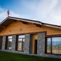 Three-Bedroom Chalet with Mountain View and Garden (7 Adults)