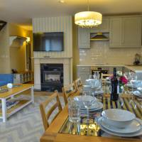 Deluxe Three-Bedroom Apartment - Annex Building