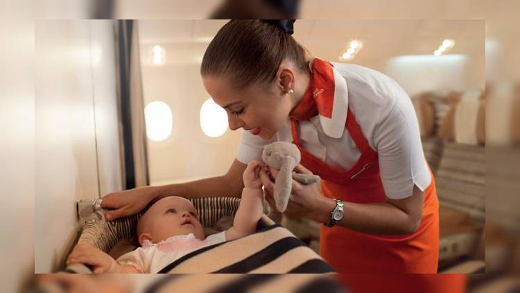 ОАЭ: авиакомпания Etihad включила в состав экипажей нянь