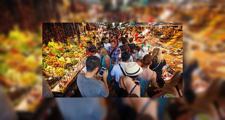 Испания: Барселонский рынок Бокерия устал от туристов, которые ничего не покупают, но мешают другим