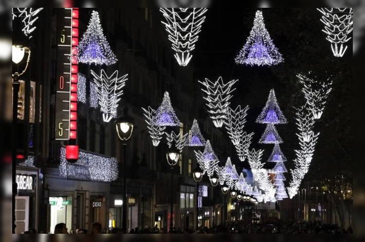 Испания: Барселона зажгла рождественские огни