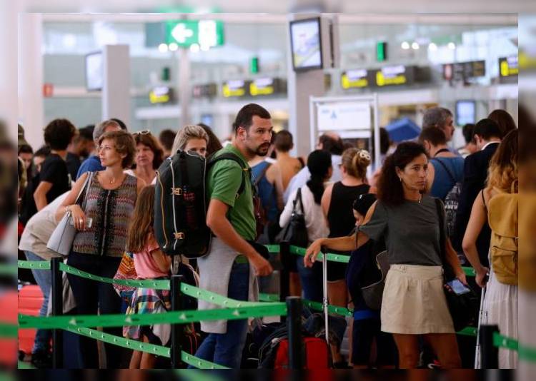 В очередях и без багажа: как проводят пассажиры время в аэропортах Европы 