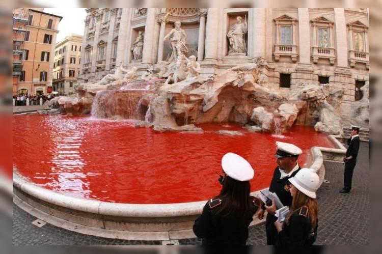 Знаменитый фонтан Треви в Риме шокировал туристов 