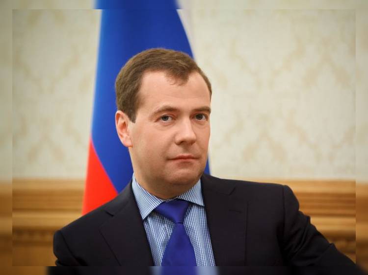 Медведев обещает следить, чтобы много не покупали 