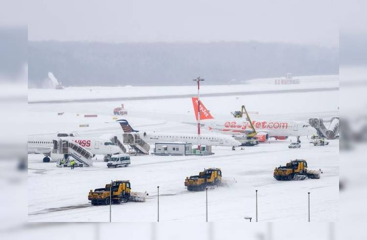 В Великобритании отменяются рейсы и закрываются аэропорты 