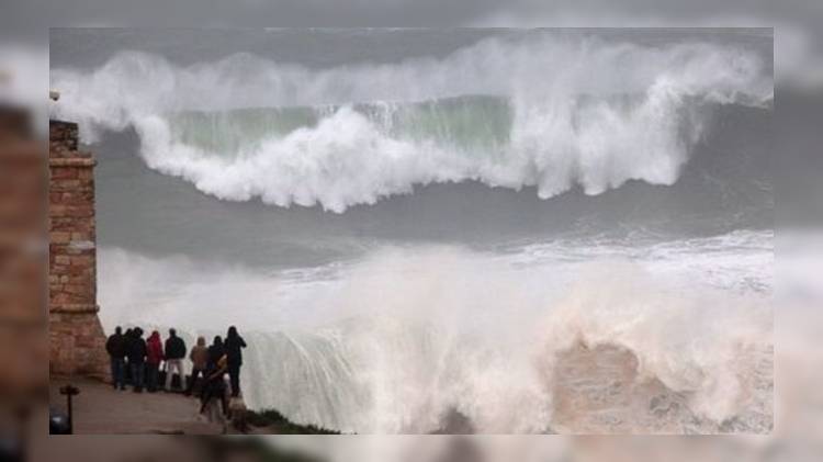 Испания во власти стихии: проливные дожди и 10-метровые волны