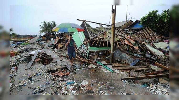 В Индонезии после цунами для туристов закрыты 6 пляжей