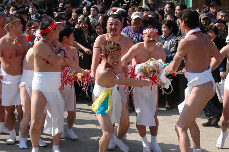 В Японии голые мужчины поборются за свое счастье на год вперед