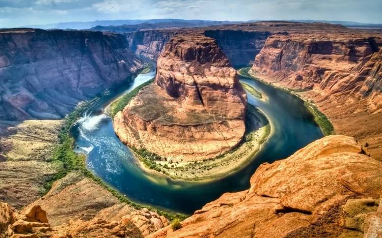 В результате поднятия плато Большого каньона в США изменился угол течения реки Колорадо
