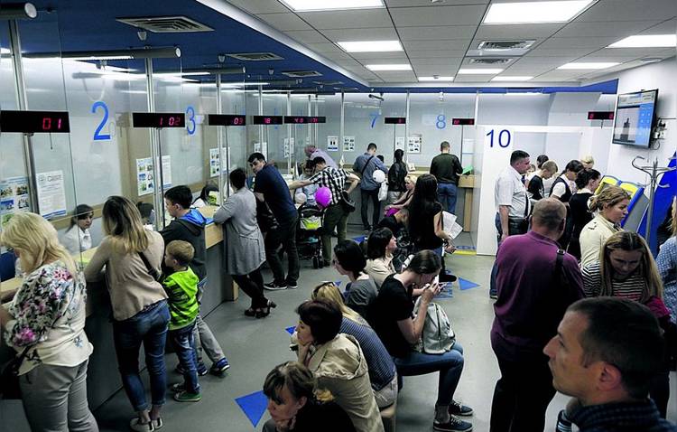 В визовых центрах Москвы коллапс. Туристы рискуют не успеть в Европу даже в мае