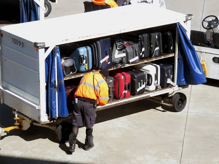 Откровения грузчика в порту: как сохранить чемодан в целости и сохранности