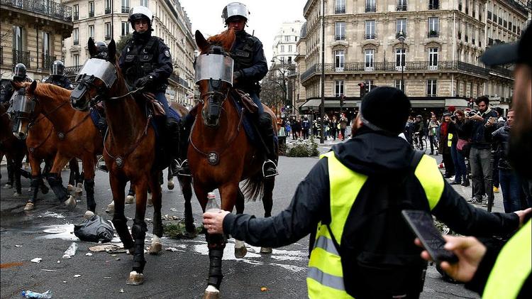 Лучше не ездить во Францию в декабре. Города парализуют забастовки 