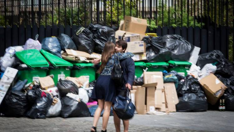 Улицы Парижа завалены мусором. Крысы счастливы, французы в шоке 