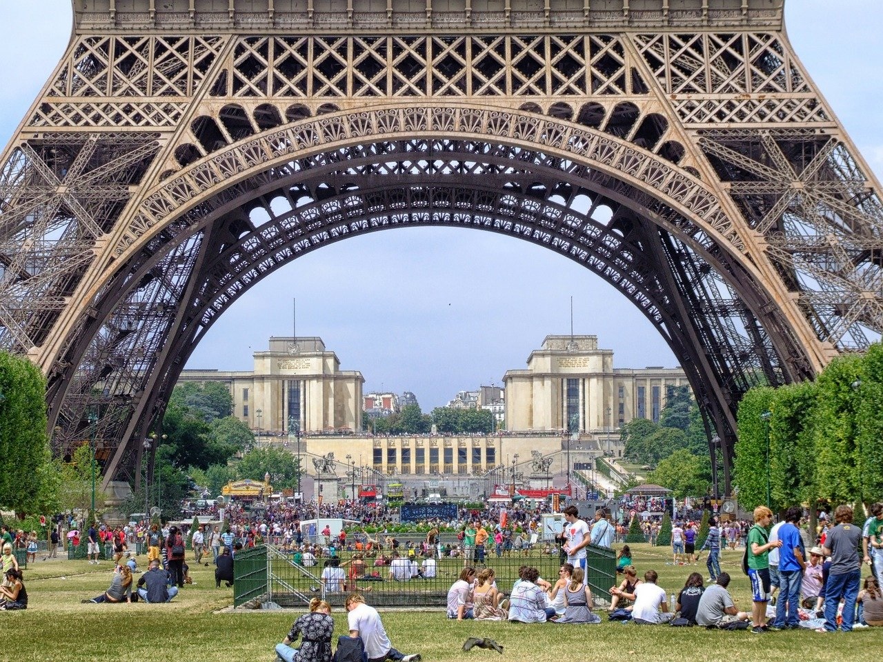 Власти Парижа усилили карантин и ввели новые ограничения для населения