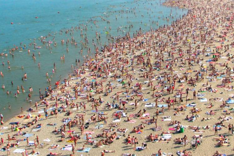 Можно ли заразиться коронавирусом на пляже, в море и в бассейне?