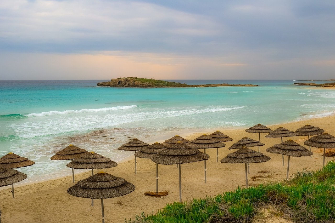 Власти Кипра готовы оплатить расходы туристов на проживание, питание и лечение