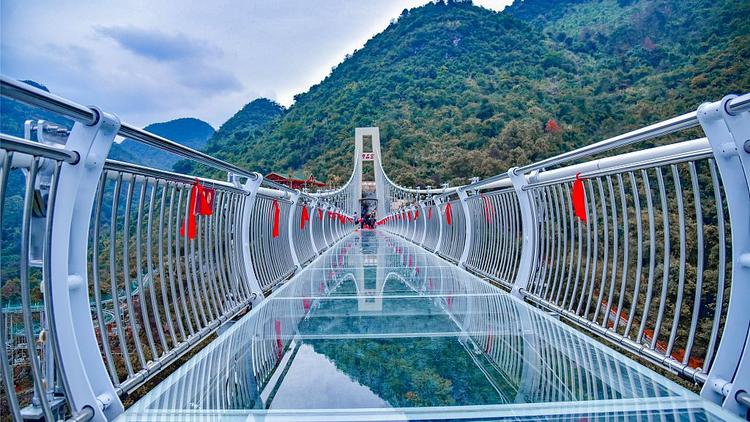 В Китае открылся самый длинный и страшный в мире мост со стеклянным дном