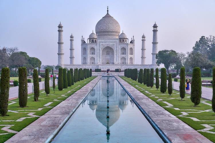 Знаменитый комплекс Тадж-Махал в Индии вновь открылся. Новые правила пугают туристов