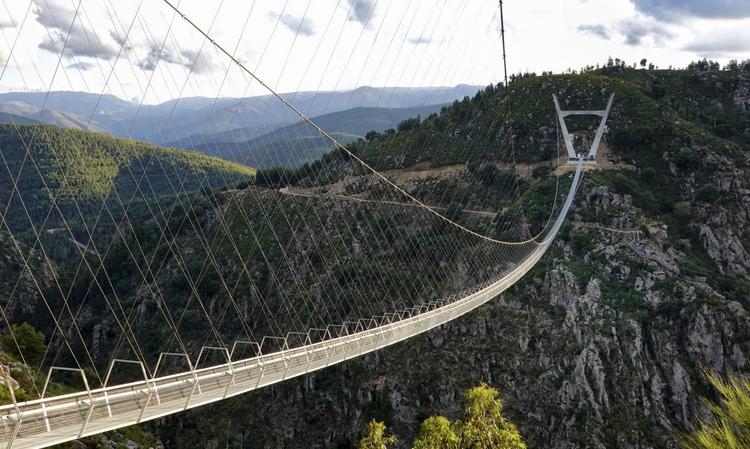 Самый длинный в мире подвесной мост открылся в Португалии