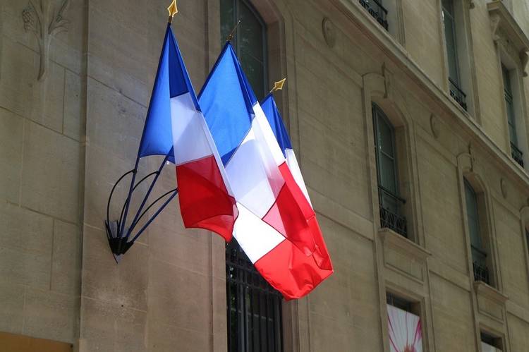 Президент Макрон изменил цвет французского флага, и никто этого не заметил