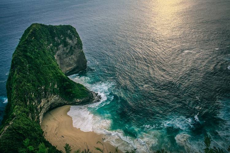 
Индонезия в апреле может отменить карантин для туристов на Яве и Бали
