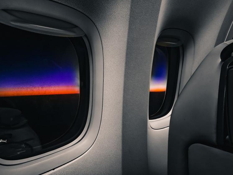 Какие ряды в салонах самолетов разных авиакомпаний не имеют собственного окна?