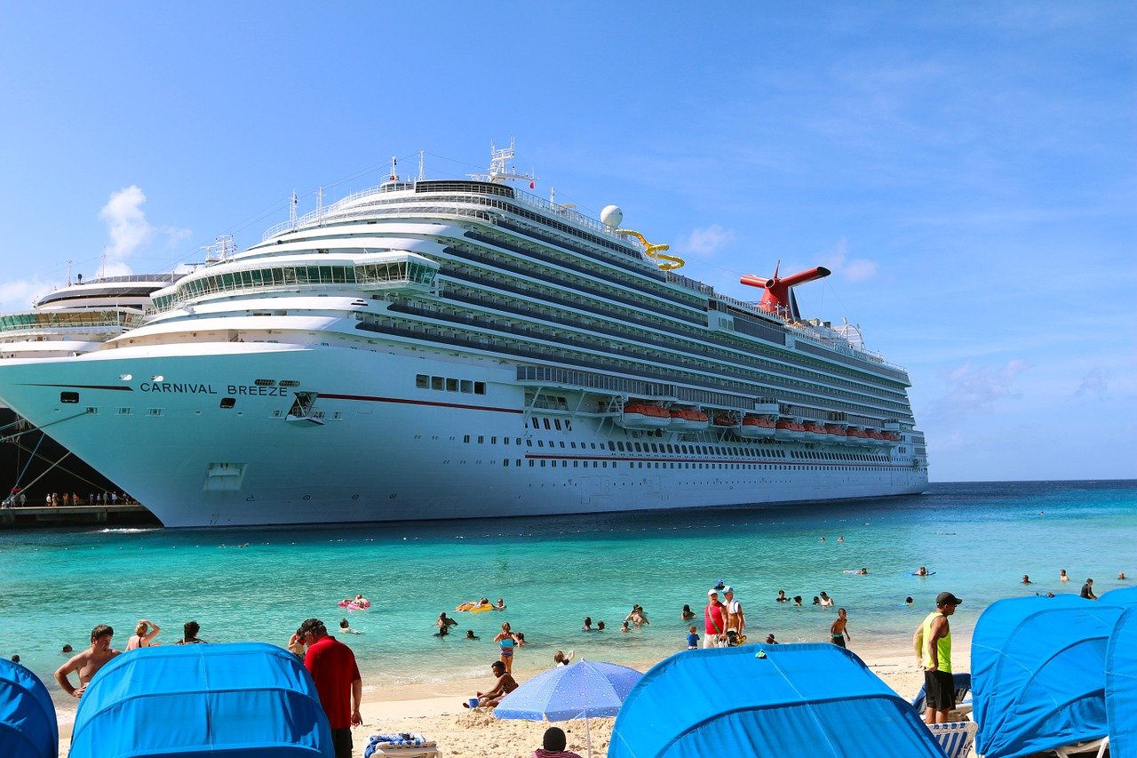 Carnival Cruise Line приглашает в свои круизы непривитых. Где кроется подвох