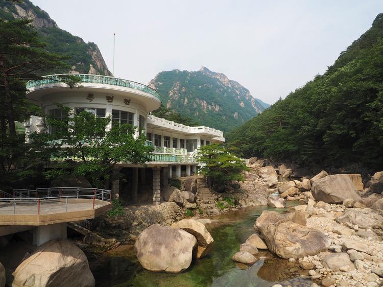 Северная Корея уничтожает отели в уникальной курортной зоне горы Кумган