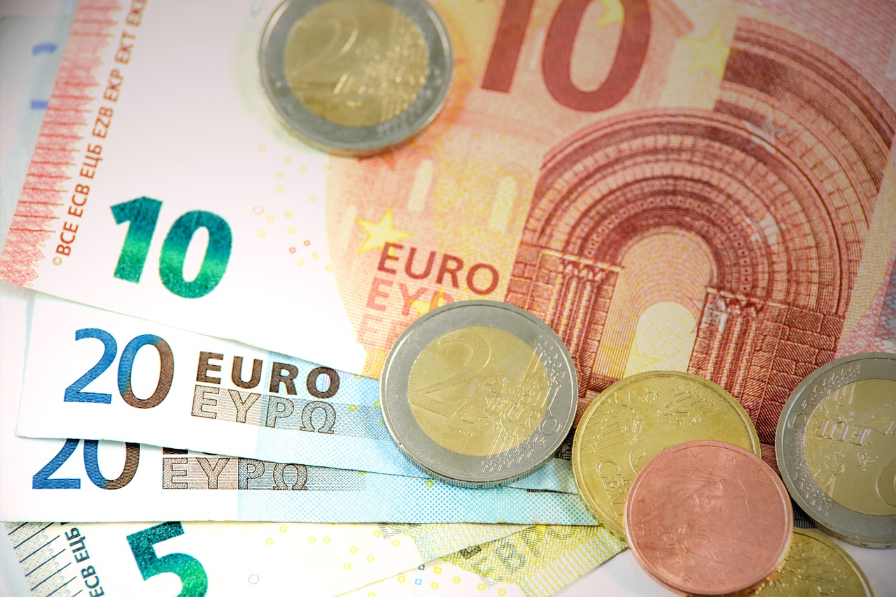 Стали известны средние годовые зарплаты в разных странах Европы