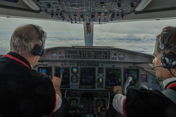 Пассажир помог посадить самолет Air Canada, заменив второго пилота