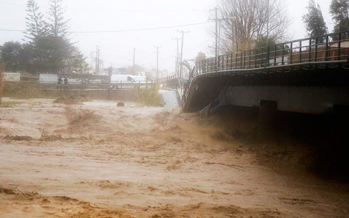 Дожди и шторм на Крите уничтожили дороги и мосты на 100 млн евро